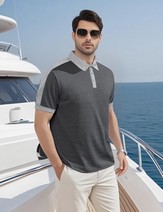 Polo homme gris foncé avec col gris clair sur le pont d'un yacht de luxe ensoleillé