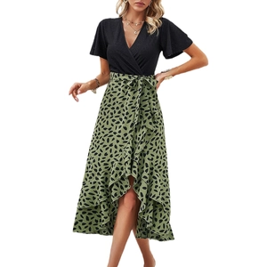 Robe élégante à col en V avec manches noires et jupe portefeuille verte à imprimé animal