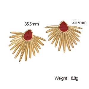 Vue détaillée de boucles d'oreilles dorées en éventail avec pierre rouge et dimensions