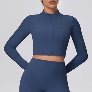 Dettaglio della giacca sportiva corta blu scuro da donna con cerniera e collo alto