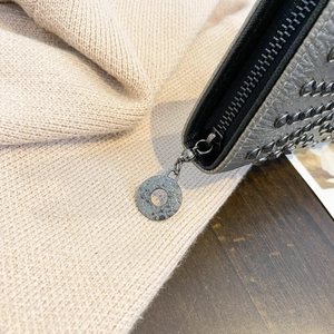 Makroaufnahme der silbernen Nieten und des runden Vintage-Reißverschlusses am Portemonnaie