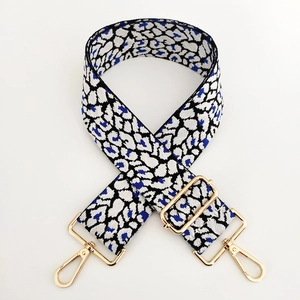 Vue détaillée de la bandoulière jacquard léopard bleu avec mousquetons dorés