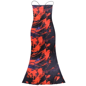 Détail de l'imprimé peinture à l'huile sur robe longue en satin lisse avec dos nu