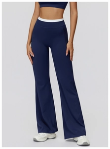 Détail du pantalon de yoga évasé bleu marine avec taille élastique blanche contrastée
