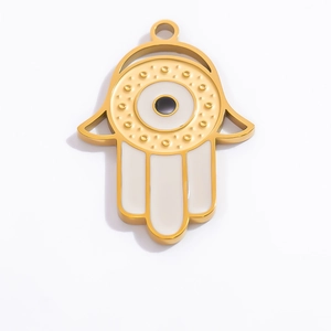 Dettaglio macro del ciondolo Mano di Fatima in finitura oro con smalto bianco