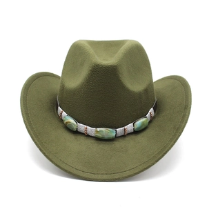 Détail d'un chapeau de cowboy en feutre olive avec bande décorative en pierre turquoise