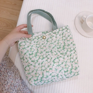 Sac bento en coton floral avec isolation thermique et anses vertes dans un décor cosy