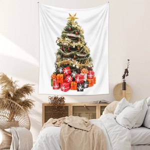 Vista dettagliata dell'arazzo con albero di Natale su una parete moderna e minimalista