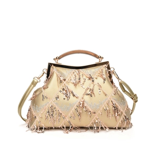 Pochette de soirée champagne doré avec franges perlées, sequins et poignée en métal