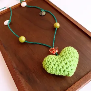 Collier artisanal avec pendentif cœur au crochet vert émeraude, perles et billes colorées
