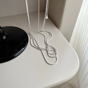 Collana a catena serpente minimalista in argento sterling S925 con finitura lucida liscia