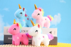Set di portachiavi a forma di unicorno in peluche in quattro colori su libri decorativi