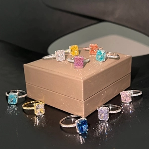 Dettaglio degli anelli in argento S925 con diamanti colorati e taglio radiante misto