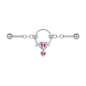 Detail eines silbernen Industrial-Barbells mit rosa Herz-Zirkon und Pfeil-Elementen