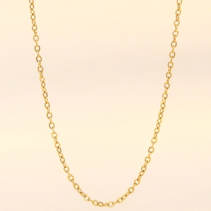 Dettaglio della collana a catena a O in acciaio inossidabile placcato oro 18K su beige