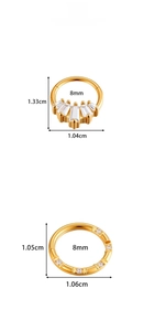 Dettaglio di anelli dorati da 8mm con zirconi rettangolari e tondi per piercing
