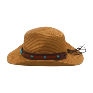 Détail d'un chapeau de paille de cow-boy avec ruban en cuir et perles turquoise chic