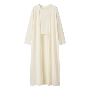 Elegante set due pezzi in maglia crema con cardigan lungo e un top classico a girocollo