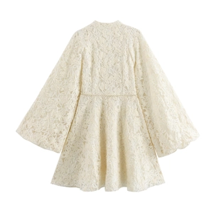 Robe élégante en dentelle blanc cassé avec manches évasées et motifs floraux ajourés