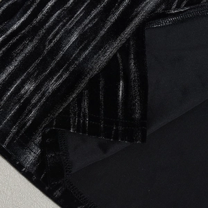 Détail du tissu plissé noir métallisé avec des coutures de haute qualité et texture