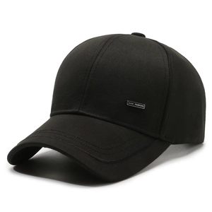 Casquette de baseball classique noire pour homme avec badge métal et visière courbée
