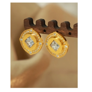 Makroansicht goldener runder Ohrstecker mit quadratischem Zirkonia und Diamanthalo-Detail