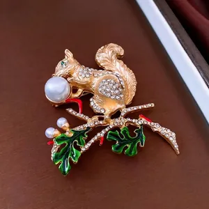 Broche écureuil vintage avec perles et cristaux sur branche dorée et émail vert