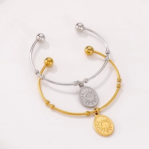 Vue détaillée des bracelets soleil et lune en or et argent sur un fond blanc pur