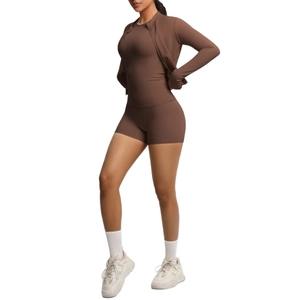 Ensemble de yoga 3 pièces marron avec veste zippée, débardeur et short de sport