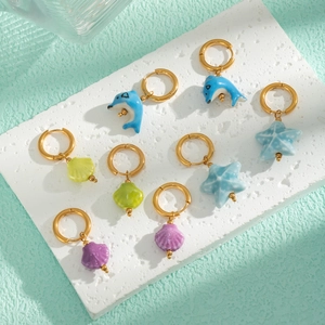 Set de créoles dorées thème marin avec dauphin bleu, étoile de mer et coquillages colorés