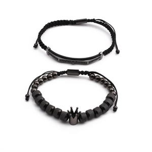 Dettaglio del set di bracciali neri con corona, numeri romani e pietre micro-pave