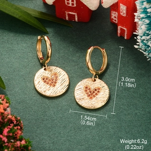 Boucles d'oreilles cœur dorées avec dimensions et décorations de Noël festives