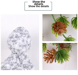 Détails d'une couronne de Noël avec tissu tricoté, pommes de pin et aiguilles vertes