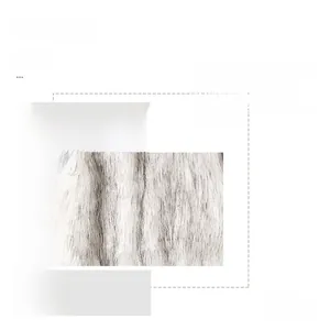 Detailaufnahme der dichten Kunstfell-Textur einer cremefarbenen Winterweste