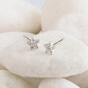 Minimalist 925 silver star earrings with zircons on white pebbles, elegant jewelry
