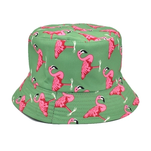 Détail de l'imprimé flamant rose sur chapeau bob en toile verte avec coutures soignées