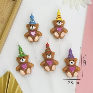 Velas de cumpleaños de oso animado con sombreros de fiesta y detalles de corazón