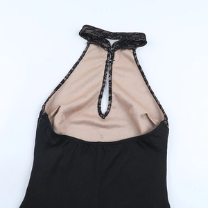 Détail du décolleté dos nu en dentelle noire avec doubles boucles métalliques