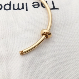 Detailansicht der goldenen Kupfer-Positionierungsperle mit Gummiring und Gewindeverschluss