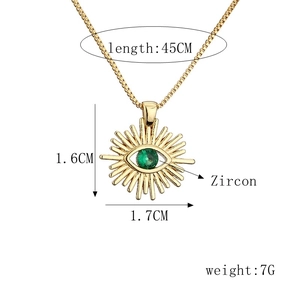 Collier pendentif œil soleil doré avec zircon vert et dimensions de la chaîne 45 cm