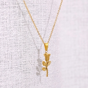 Classic French vintage 3D rose flower pendant necklace in polished gold finish