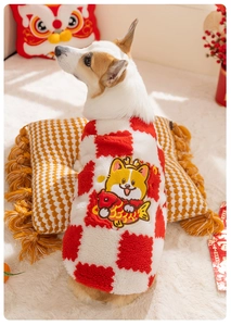Detailansicht der Neujahrs-Hundeweste mit rot-weißem Karomuster und Stickerei