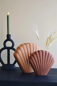 Jarrones modernos de cerámica en forma de concha estilo Morandi con trigo y candelabro