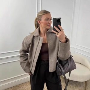 Veste courte chic en tweed taupe pour femme avec fermeture éclair et revers en selfie miroir