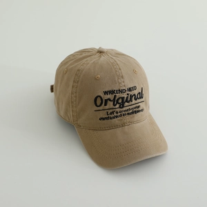 Dettaglio del cappello da baseball in cotone lavato kaki con ricamo nero e cuciture rinforzate