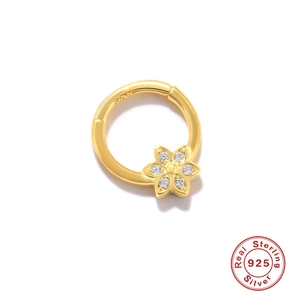 Detail van 925 sterling zilveren gouden bloem oorbel met kleine kristallen edelsteen