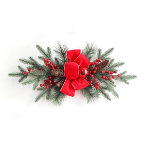 Guirlande de Noël avec pommes de pin, baies rouges et nœud en velours pour escalier