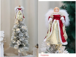 Nahaufnahme der Plüsch-Engel-Christbaumspitze mit rot-goldenem Kleid und weißen Flügeln.