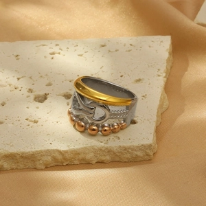 Dettaglio di un anello multistrato in acciaio al titanio placcato oro 18k finitura tricolore