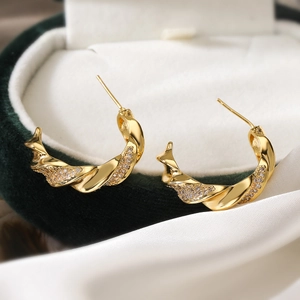 Elegantes pendientes de aro en C bañados en oro con circonitas en estuche de terciopelo